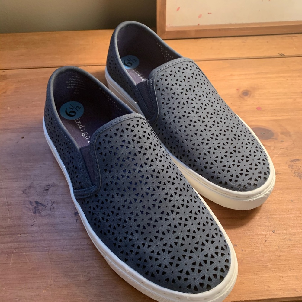 Women’s blueish grey slides